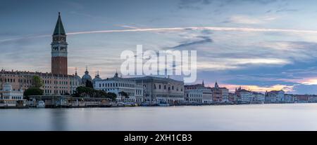 Vista di Venezia da Punta della Dogana alla luce del mattino Foto Stock