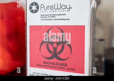 Lafayette, Stati Uniti. 26 giugno 2024. Logo per rischio biologico su un contenitore per smaltimento di oggetti taglienti PureWay, Lafayette, California, 26 giugno 2024. (Foto di Smith Collection/Gado/Sipa USA) credito: SIPA USA/Alamy Live News Foto Stock