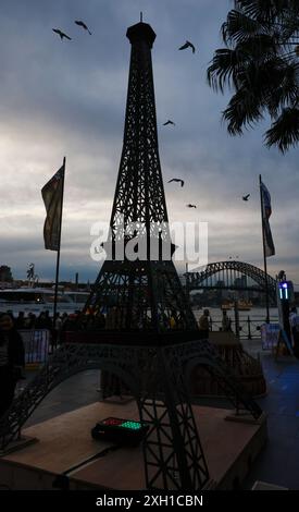 Sydney. 11 luglio 2024. Questa foto scattata l'11 luglio 2024 mostra un'installazione artistica della Torre Eiffel durante il Festival della Bastiglia al Circular Quay di Sydney, Australia. Il Festival della Bastiglia è iniziato qui giovedì e durerà fino al 14 luglio. Credito: Ma Ping/Xinhua/Alamy Live News Foto Stock