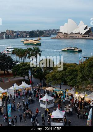 Sydney. 11 luglio 2024. Questa foto scattata l'11 luglio 2024 mostra una vista del Festival della Bastiglia al Circular Quay di Sydney, Australia. Il Festival della Bastiglia è iniziato qui giovedì e durerà fino al 14 luglio. Credito: Ma Ping/Xinhua/Alamy Live News Foto Stock