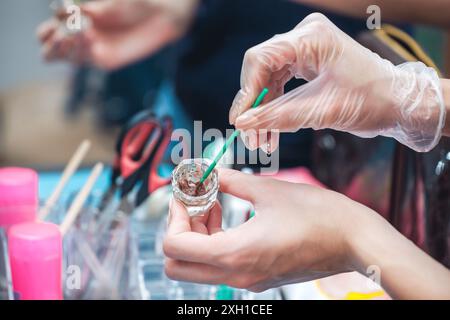 Il makeup artist si sta preparando per la procedura di colorazione con henné sopracciglio in un salone di bellezza. Trucco professionale e cura del viso. Foto Stock