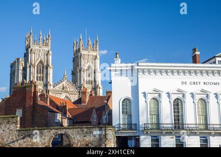 Campanili dell'estremità ovest della cattedrale di York da St Leonards Square e dal bar Booth. Foto Stock