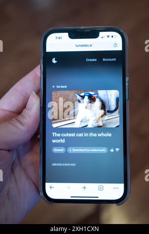 Lafayette, Stati Uniti. 26 giugno 2024. Mano della persona che tiene un iPhone e utilizza il generatore video di intelligenza artificiale Luma Labs Dream Machine, un sistema di intelligenza artificiale generativo per la creazione di video, Lafayette, California, 26 giugno 2024. Nota: La schermata mostra la miniatura di un'immagine generata dall'IA creata dal software. (Foto di Smith Collection/Gado/Sipa USA) credito: SIPA USA/Alamy Live News Foto Stock