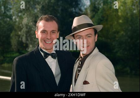 Jacques Bonaffé sul set della miniserie "le Gang des tractions", episodio "l'homme aux chiens", diretta da Josée Dayan nel 1990, interpretando il ruolo di Pierrot le Fou. Foto Stock