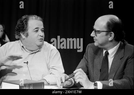 Claude Villers e Jean-Francois Kahn, ospite e presentatore della trasmissione televisiva francese "Chantez le moi" trasmessa su antenne 2 nel 1985 Foto Stock