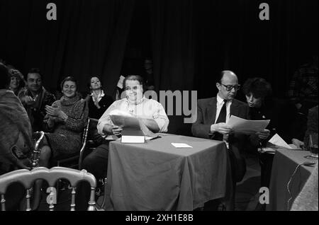 Claude Villers e Jean-Francois Kahn, ospite e presentatore della trasmissione televisiva francese "Chantez le moi" trasmessa su antenne 2 nel 1985 Foto Stock