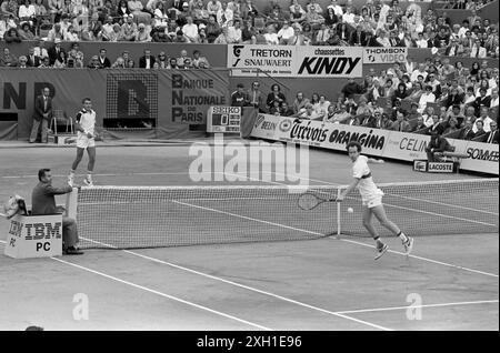 Semifinale maschile all'Open di Francia, tra Mats Wilander (vincitore) e John McEnroe, 7 giugno 1985. A sinistra, l'arbitro André crudo. Foto Stock