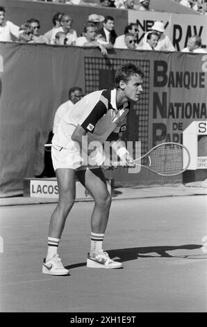 Tennista svedese Mats Wilander (vincitore) durante la finale maschile agli Open di Francia contro il cecoslovacco Ivan Lendl. 9 giugno 1985 Foto Stock