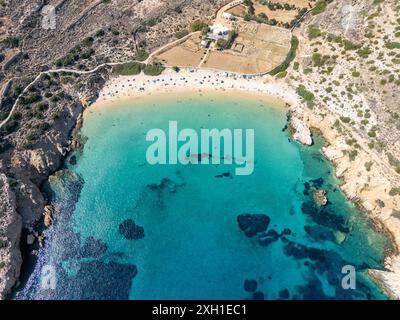 Una prospettiva a volo d'uccello della spiaggia di Kedros sull'isola di Donousa nelle Cicladi, in Grecia, che mostra la sabbia bianca incontaminata e le acque azzurre. Foto Stock