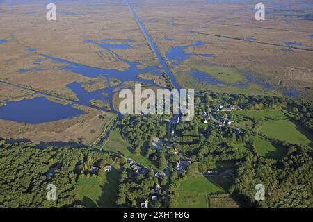 Francia, Loire-Atlantique Saint-Lyphard, vista aerea della palude grande Brière dal porto Bréca Foto Stock