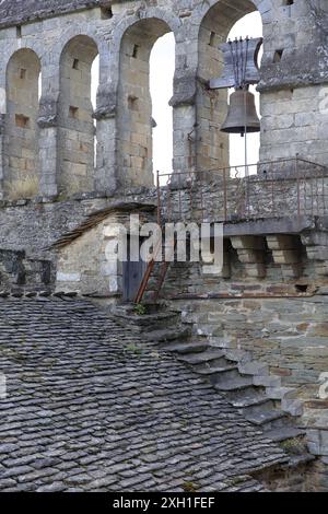 Francia, Ardèche, Pourcharesses, chiesa di Saint-Jean, pettine del campanile Foto Stock