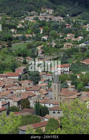 Francia, Ardèche, Les Vans, villaggio di Ardèche, la città è diventata la porta d'ingresso al parco naturale regionale Monts d'Ardèche, vista generale Foto Stock