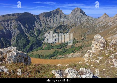 Francia, Hautes-Alpes, Agnières-en-Dévoluy, LUs-la-Croix-Haute, paesaggio montano, le Roc de Garnesier, vista da le Chauvet Foto Stock