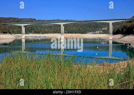 Francia, Giura, la Tour-du-Meix, lac de Vouglans, le pont de la Pyle Foto Stock