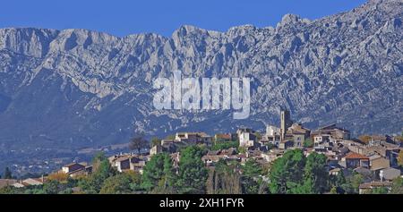Francia, dipartimento Bouches-du-Rhône, Puyloubier, il villaggio visto dalla vigna in autunno, la Montagne Sainte-Victoire Foto Stock