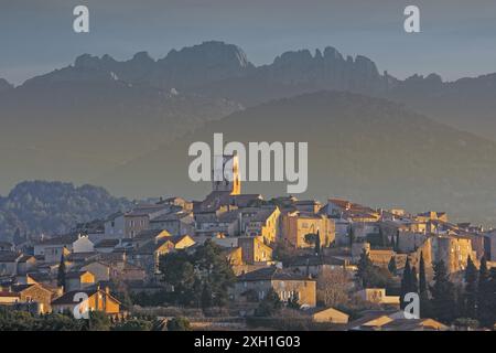 Francia, dipartimento di Vaucluse, Sablet, villaggio nel vigneto di Côtes-du-Rhône-Villages Foto Stock