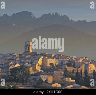 Francia, dipartimento di Vaucluse, Sablet, villaggio nel vigneto di Côtes-du-Rhône-Villages Foto Stock