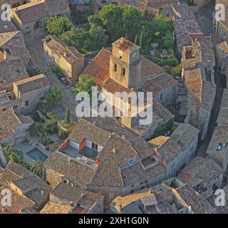 Francia, dipartimento di Vaucluse, Sablet, il vecchio villaggio del vigneto dei villaggi di Côtes du Rhône, vista aerea Foto Stock