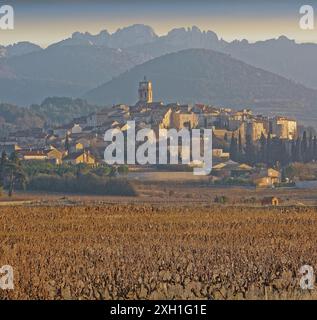 Francia, dipartimento di Vaucluse, Sablet, villaggio nel vigneto di Côtes-du-Rhône-Villages Foto Stock