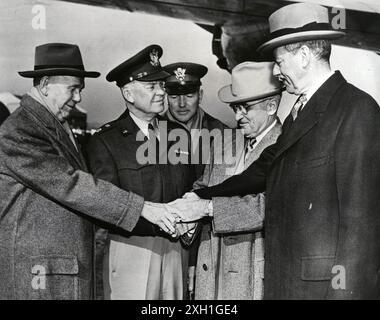 Il generale Dwight Eisenhower saluta i generali George C. Marshall, Floyd L. Parkes, il presidente degli Stati Uniti Harry Truman e il segretario di Stato Dean Acheson, prima della sua partenza per l'Europa dopo essere stato nominato comandante supremo della NATO. 6 gennaio 1951 Foto Stock