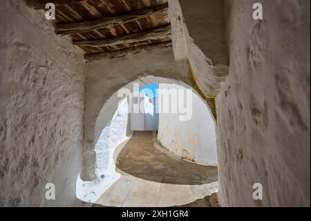 Passaggio ad arco con soffitto in legno e pareti bianche in un edificio storico, Chora, città principale di Patmos, Patmos, città vecchia, Dodecaneso, greco Foto Stock