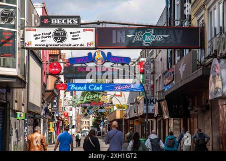 Grosse Freiheit vista sulla strada diurna nella zona di Reeperbahn del quartiere St. Pauli, Amburgo, Germania Foto Stock