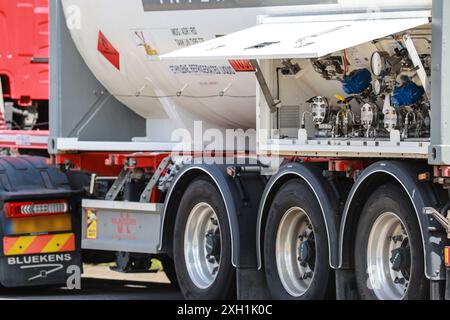 Unna, Germania. 11 luglio 2024. Il camion per merci pericolose, da cui fuoriusciva gas, si trova sull'autostrada A1 tra lo svincolo di Kamener Kreuz e Dortmund/Unna con il suo deflettore aperto. L'autostrada doveva essere chiusa in entrambe le direzioni a causa della perdita del serbatoio del carrello. Credito: Alex Talash/dpa - ATTENZIONE: La targa del veicolo cisterna è stata pixellata per motivi legali/dpa/Alamy Live News Foto Stock