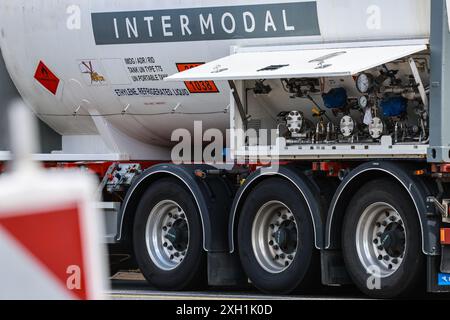 Unna, Germania. 11 luglio 2024. Il camion per merci pericolose, da cui fuoriusciva gas, si trova sull'autostrada A1 tra lo svincolo di Kamener Kreuz e Dortmund/Unna con il suo deflettore aperto. L'autostrada doveva essere chiusa in entrambe le direzioni a causa della perdita del serbatoio del carrello. Credito: Alex Talash/dpa/Alamy Live News Foto Stock