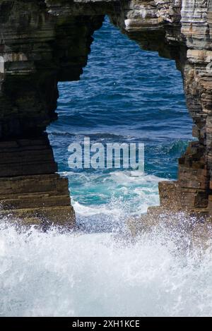 Archi marini a Scabra Head, Rousay, Orcadi Foto Stock