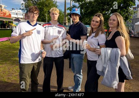 Contea di Brighton & Hove, East Sussex, Regno Unito. I tifosi di calcio dell'Inghilterra si riuniscono all'evento della zona dei tifosi del grande schermo, 4theFans, Brighton, per la partita Inghilterra-Paesi Bassi Euro 24. 11 luglio 2024 . David Smith/Alamy Foto Stock