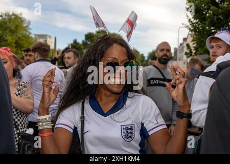 Contea di Brighton & Hove, East Sussex, Regno Unito. I tifosi di calcio dell'Inghilterra si riuniscono all'evento della zona dei tifosi del grande schermo, 4theFans, Brighton, per la partita Inghilterra-Paesi Bassi Euro 24. 11 luglio 2024 . David Smith/Alamy Foto Stock