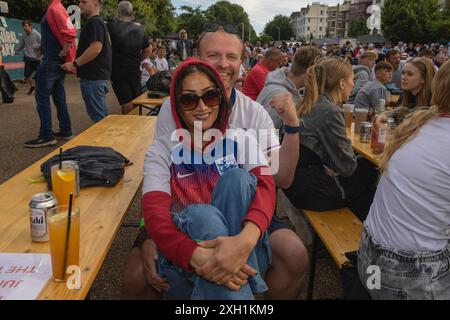 Contea di Brighton & Hove, East Sussex, Regno Unito. I tifosi di calcio dell'Inghilterra si riuniscono all'evento della zona dei tifosi del grande schermo, 4theFans, Brighton, per la partita Inghilterra-Paesi Bassi Euro 24. 11 luglio 2024 . David Smith/Alamy Foto Stock