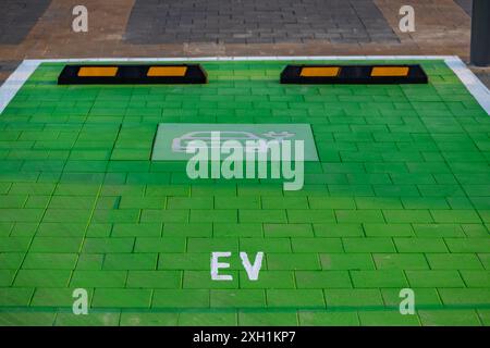 Costruzione di una stazione di ricarica per auto elettriche in un centro commerciale, cantiere per caricabatterie per auto Foto Stock