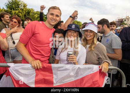 Contea di Brighton & Hove, East Sussex, Regno Unito. I tifosi di calcio dell'Inghilterra si riuniscono all'evento della zona dei tifosi del grande schermo, 4theFans, Brighton, per la partita Inghilterra-Paesi Bassi Euro 24. 11 luglio 2024 . David Smith/Alamy Foto Stock