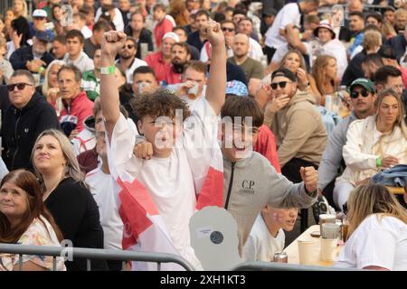 Contea di Brighton & Hove, East Sussex, Regno Unito. I tifosi di calcio dell'Inghilterra si riuniscono all'evento della zona dei tifosi del grande schermo, 4theFans, Brighton, per la partita Inghilterra-Paesi Bassi Euro 24. 11 luglio 2024 . David Smith/Alamy Foto Stock