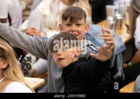 Contea di Brighton & Hove, East Sussex, Regno Unito. I tifosi di calcio dell'Inghilterra si riuniscono all'evento della zona dei tifosi del grande schermo, 4theFans, Brighton, per la partita Inghilterra-Paesi Bassi Euro 24. 11 luglio 2024 . David Smith/Alamy Foto Stock