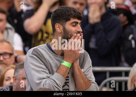 Città di Brighton & Hove, East Sussex, Regno Unito. I tifosi di calcio dell'Inghilterra si riuniscono all'evento della zona dei tifosi del grande schermo, 4theFans, Brighton, per la partita Inghilterra-Paesi Bassi Euro 24. 11 luglio 2024 . David Smith/Alamy Foto Stock