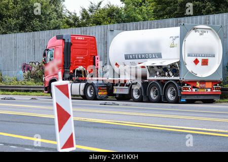 Unna, Germania. 11 luglio 2024. Il camion per merci pericolose, da cui fuoriusciva gas, si trova sull'autostrada A1 tra lo svincolo di Kamener Kreuz e Dortmund/Unna con il suo deflettore aperto. L'autostrada doveva essere chiusa in entrambe le direzioni a causa della perdita del serbatoio del carrello. Credito: Alex Talash/dpa - ATTENZIONE: Il nome e la targa del veicolo cisterna sono stati appiattiti per motivi legali/dpa/Alamy Live News Foto Stock