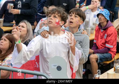 Contea di Brighton & Hove, East Sussex, Regno Unito. I tifosi di calcio dell'Inghilterra si riuniscono all'evento della zona dei tifosi del grande schermo, 4theFans, Brighton, per la partita Inghilterra-Paesi Bassi Euro 24. 11 luglio 2024 . David Smith/Alamy Foto Stock