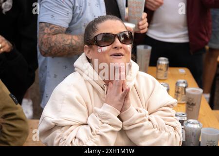 Contea di Brighton & Hove, East Sussex, Regno Unito. I tifosi di calcio dell'Inghilterra si riuniscono all'evento della zona dei tifosi del grande schermo, 4theFans, Brighton, per la partita Inghilterra-Paesi Bassi Euro 24. 11 luglio 2024 . David Smith/Alamy Foto Stock