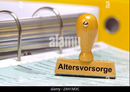 Altersvorsorge Ein Holzstempel ist beschriftet mit dem Aufdruck: Altersvorsorge *** pensione Un timbro di legno è inciso con le parole re Foto Stock