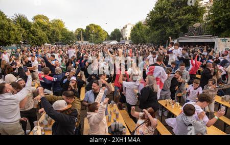 Contea di Brighton & Hove, East Sussex, Regno Unito. I tifosi di calcio dell'Inghilterra si riuniscono all'evento della zona dei tifosi del grande schermo, 4theFans, Brighton, per la partita Inghilterra-Paesi Bassi Euro 24. 11 luglio 2024 . David Smith/Alamy Foto Stock