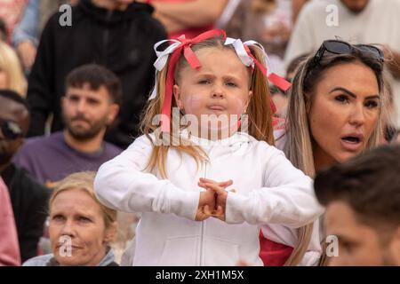 Contea di Brighton & Hove, East Sussex, Regno Unito. I tifosi di calcio dell'Inghilterra si riuniscono all'evento della zona dei tifosi del grande schermo, 4theFans, Brighton, per la partita Inghilterra-Paesi Bassi Euro 24. 11 luglio 2024 . David Smith/Alamy Foto Stock