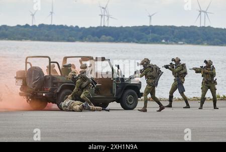 11 luglio 2024, Schleswig-Holstein, Eckernförde: Membri del comando delle forze speciali della Marina (KSM) durante una manifestazione in occasione dell'appello per il sessantesimo anniversario. Foto: Georg Wendt/dpa Foto Stock