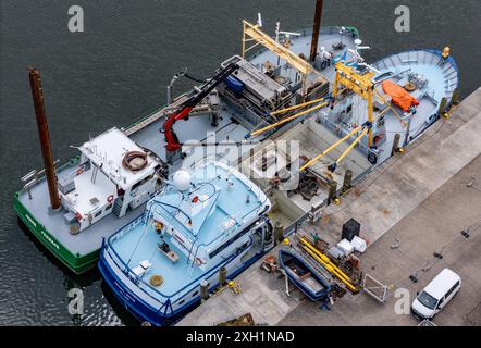 11 luglio 2024, Schleswig-Holstein, Hörnum (Sylt): Barche da pesca ormeggiate ai moli del porto di Hörnum. La stagione delle cozze su Sylt è aperta. (Foto aerea con drone) foto: Axel Heimken/dpa Foto Stock