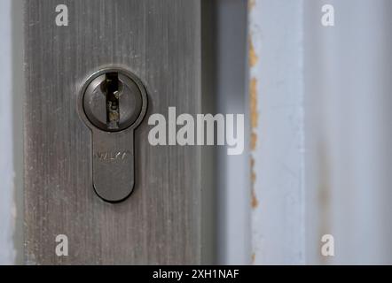 Monaco, Germania. 11 luglio 2024. Una serratura sulla porta di un appartamento. Crediti: Sven Hoppe/dpa/Alamy Live News Foto Stock