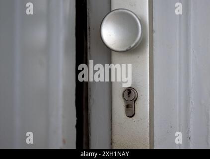Monaco, Germania. 11 luglio 2024. Una serratura sulla porta di un appartamento. Crediti: Sven Hoppe/dpa/Alamy Live News Foto Stock