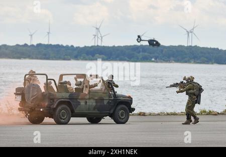 11 luglio 2024, Schleswig-Holstein, Eckernförde: Membri del comando delle forze speciali della Marina (KSM) durante una manifestazione in occasione dell'appello per il sessantesimo anniversario. Foto: Georg Wendt/dpa Foto Stock