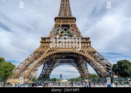 Parigi, Francia - 5 luglio 2024 : Vista panoramica della maestosa Torre Eiffel decorata con gli anelli olimpici di Parigi in Francia Foto Stock