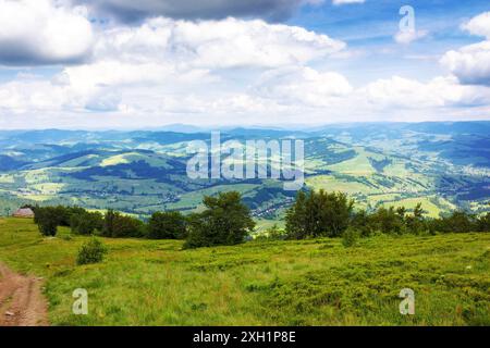 paesaggio della campagna transcarpazia in estate. faggi in collina. tempo nuvoloso. valle rurale in lontananza. vista dall'alto. carpathia Foto Stock